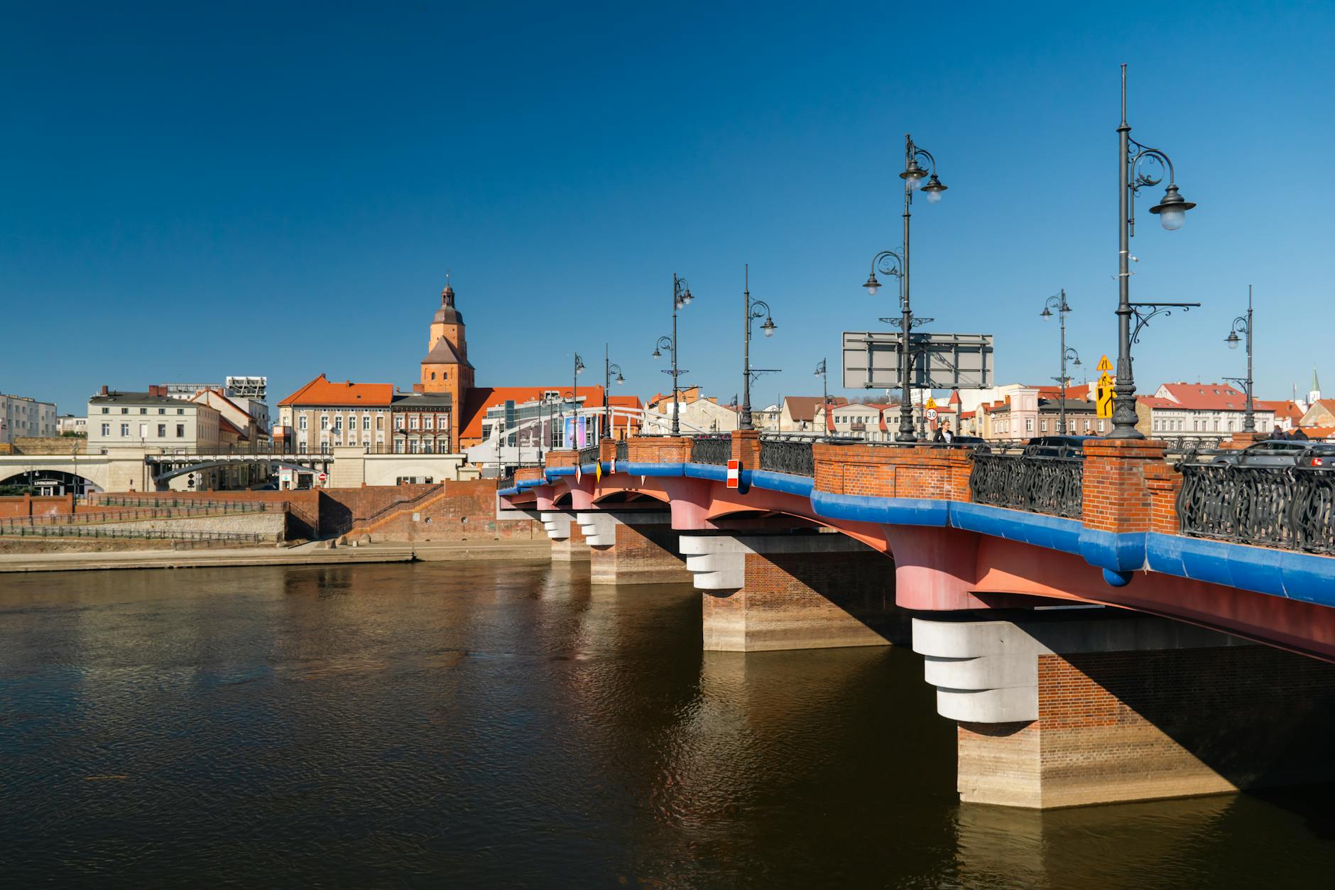 Ilustracja symbolizująca Dzień Ziemi z elementami Gorzowa Wielkopolskiego, np. rzeką Wartą i zielenią.