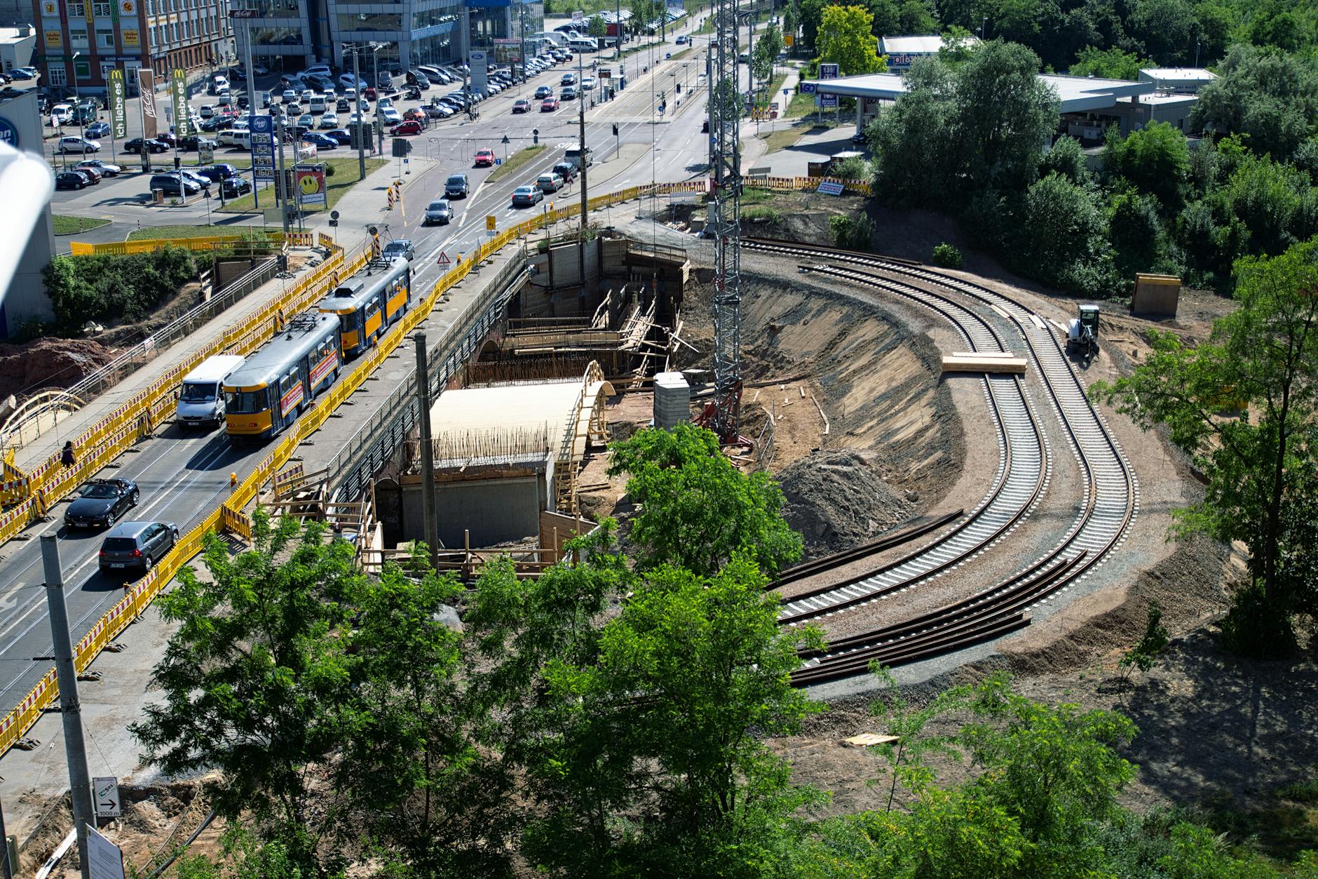 Mapa infrastruktury Gorzowa Wielkopolskiego z zaznaczonymi sklepami, restauracjami i placówkami edukacyjnymi